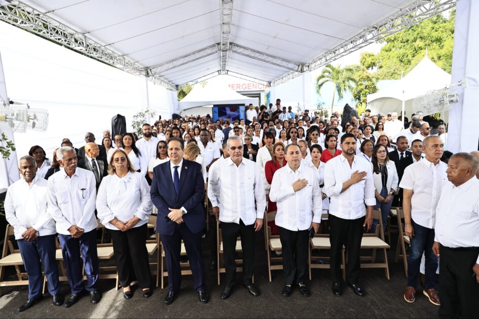 @SNSRDO | AHORA | El presidente @LuisAbinader encabeza la inauguración del remozamiento general y nueva Emergencia del Hospital Municipal Yaguate