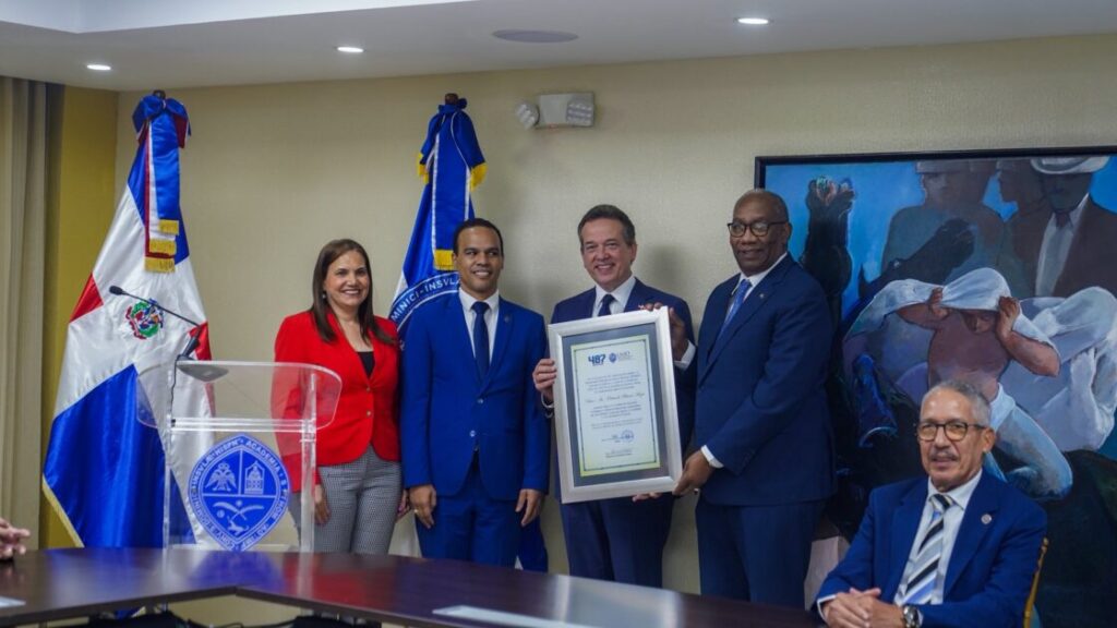 @ItoBisono @UniversidadUASD reconoce por su vocacion de servicio y aportes a la misma