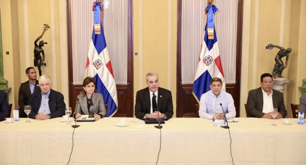 @LimberCruzL Acompaña a @LuisAbinader en la reunión de seguimiento a las acciones encaminadas a recuperar las zonas afectadas por la tormenta Melissa