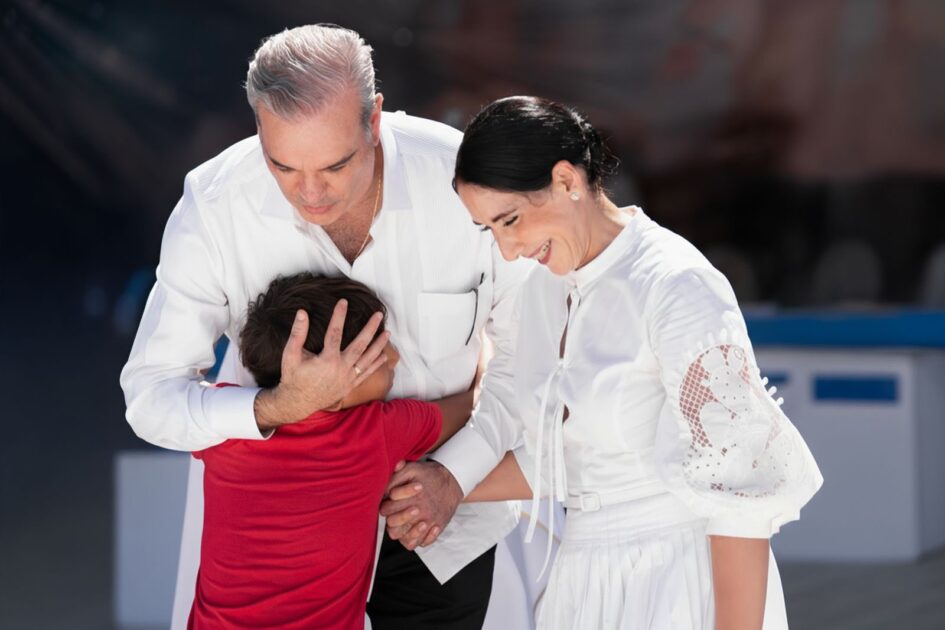 @RaquelArbaje Con gran alegría, junto a @LuisAbinader, celebramos la creación canónica de la Diócesis de Stella Maris y la ordenación e inicio del ministerio episcopal de monseñor Manuel Antonio Ruiz de la Rosa
