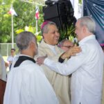 @FelixReynaE @LuisAbinader compartió ampliamente hoy con varios Obispos Católicos durante el acto de Consagración de Monseñor Manuel Ruiz como primer Obispo de la nueva Diócesis Stella Maris, el cual fue realizado en el Parque del Este
