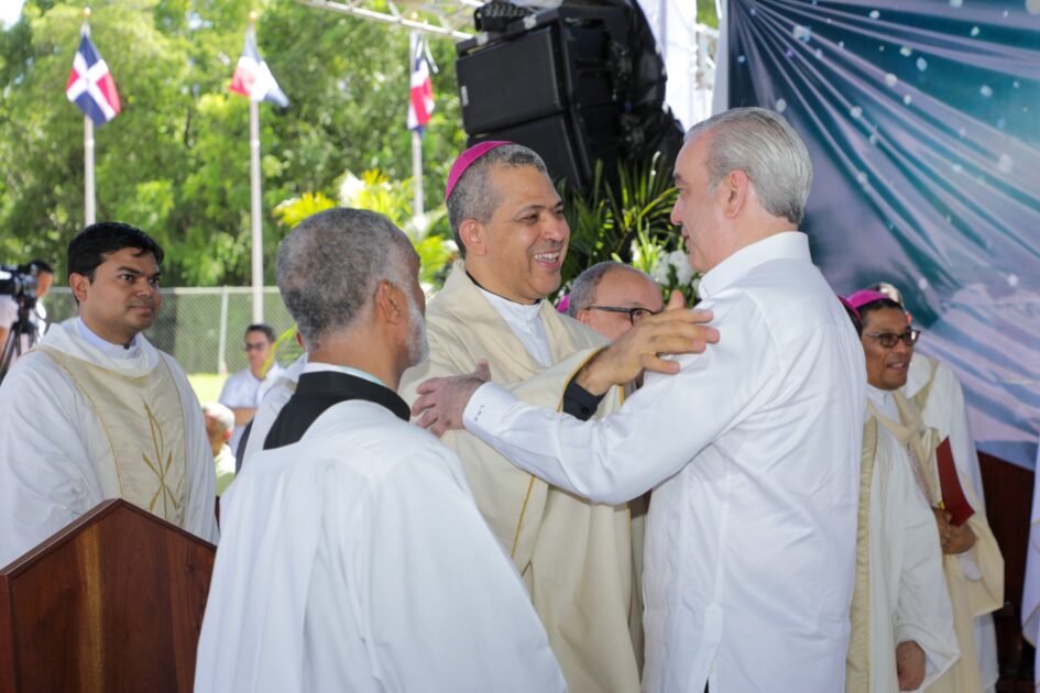 @FelixReynaE @LuisAbinader compartió ampliamente hoy con varios Obispos Católicos durante el acto de Consagración de Monseñor Manuel Ruiz como primer Obispo de la nueva Diócesis Stella Maris, el cual fue realizado en el Parque del Este