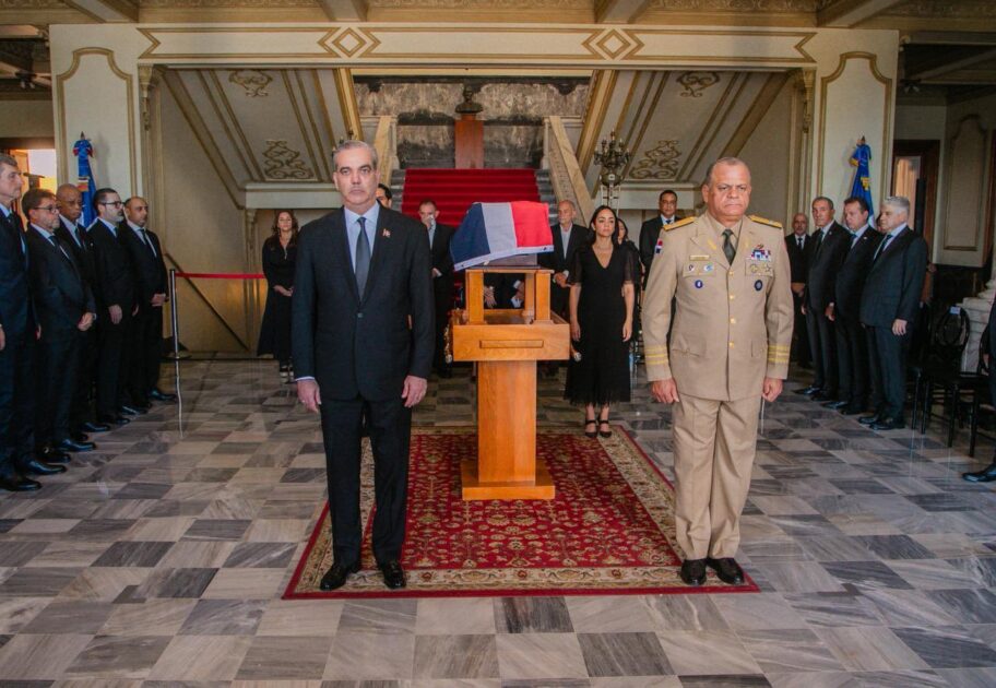 Hoy, la democracia y la libertad rinden homenaje a un hombre que lo entregó todo por esos valores. El presidente @LuisAbinader encabezó el traslado de Juancito Rodríguez al Panteón de la Patria.