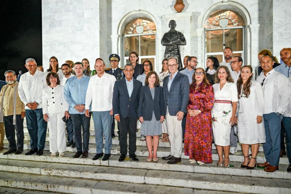 @Chuvasquez acompaña a Ulises Rodriguez en la bienvenida a la gobernadora de NY Kathy Hochul