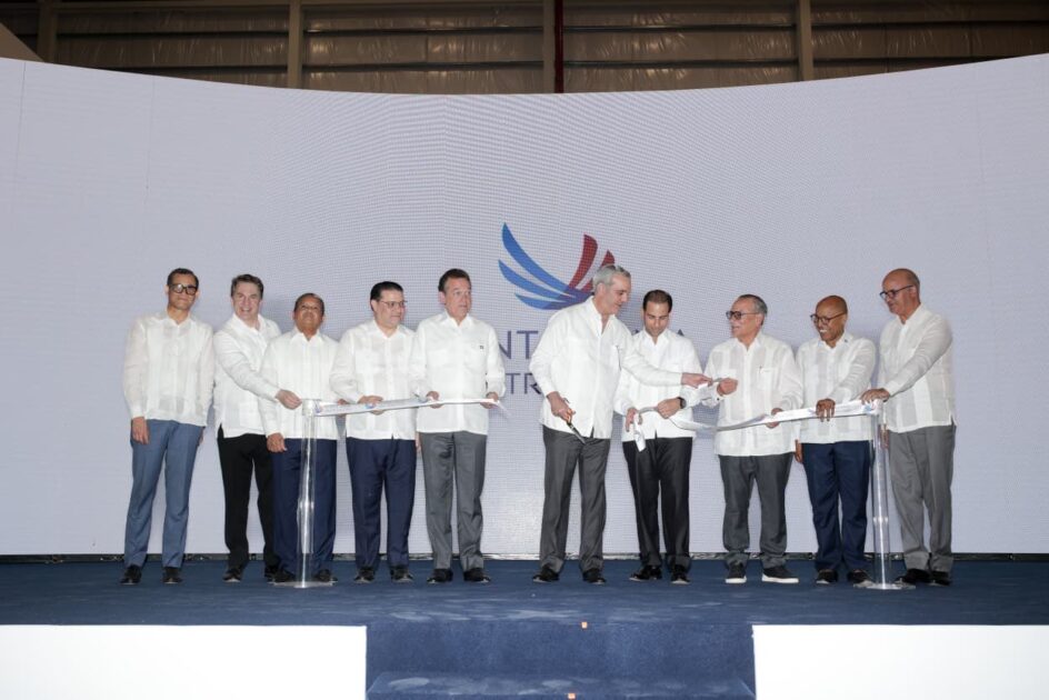 @PresidenciaRD ¡RD se consolida como principal hub del Caribe!@LuisAbinader, junto con @ItoBisono y @SanzLovaton, inaugura el Punta Cana Free Trade Zone de @Grupo_Puntacana