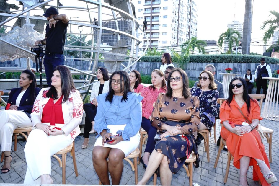 @MirexRD INDEX, Vimenca y Western Union develan un “Banco Rojo”, símbolo de la lucha contra la violencia de género