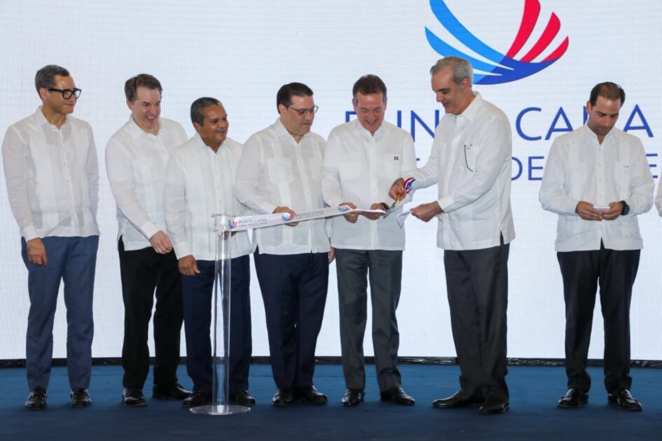 @FelixReynaE El presidente @LuisAbinader afirmó que RD se consolida como el principal hub logístico, aeronáutico e industrial del Caribe, con la inauguración de la Zona Franca Punta Cana Free Trade Zone, que generará más de 9,000 empleos y fortalecerá la competitividad del país