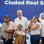@FelixReynaE Hoy, 360 familias de Ciudad Real San Luis reciben las llaves de su nuevo hogar. Con esta entrega, ya son 760 las que ven transformada su vida gracias al Plan Mi Vivienda. El presidente @LuisAbinader reafirma su compromiso con un país donde el cambio se siente en los hogares