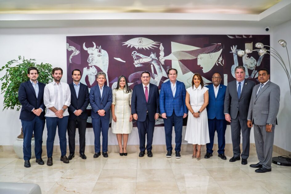 @SanzLovaton agradece participar en el #AlmuerzoSemanal del Grupo de Comunicaciones Corripio. Compartimos una grata conversación sobre los retos y oportunidades que trabajamos desde @aduanard