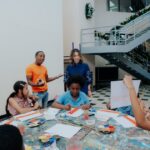 @GloriaReyesG comparte en la biblioteca infantil con los niños y niñas que participan en los programas de pintura y ballet
