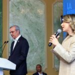 @PresidenciaRD El Pdte.@LuisAbinader, en #LASemanal, anunció que a partir del 4 de diciembre iniciará la entrega del Bono Navideño de RD 1,500 a 1.4 millones de familias vía transferencia (Supérate) y a 1.2 millones de personas vía tarjeta física (Gab. Social)