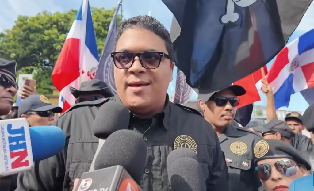 @AntiguaOrden_RD enfrenta la JCE por cédula dominicana| Román Jáquez los recibe y asegura solo la @juntacentral manejará datos de la cédula y el registro civil @josepeguero