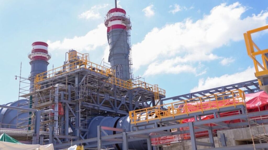 Ministro Joel Santos verifica los avances de construcción de la planta Energía 2000