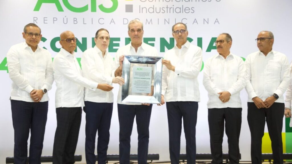 TRABAJO EN EQUIPO| @LuisAbinader: Hemos convertido al país en una República policéntrica con polos de desarrollo en el Cibao, las regiones Sur y Este, así como en Santo Domingo