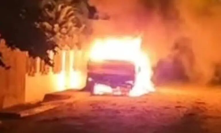 Incendian auto de dirigente de @PRM_Oficial Pablo Acosta en Montecristi