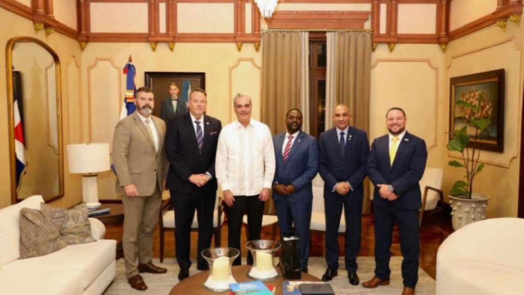 Gobierno de @LuisAbinader es reconocido por Misión de alto nivel de la  DEA por su lucha contra narcotráfico internacional