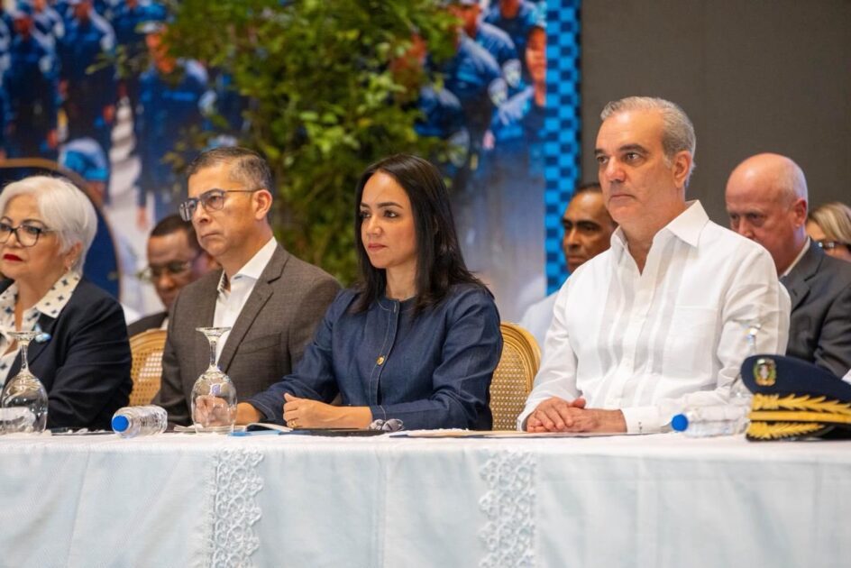 Presidente @LuisAbinader fortalece la seguridad con 2,421 con 1,013 mujeres y 1,408 hombres agentes recién formados @PoliciaRD @FarideRaful