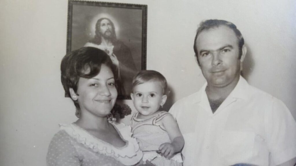 FAMILIA |TBT @CarolinaMejiaG @PRM_OFICIAL: “La FAMILIA, el TESORO más preciado. AYER, cuando niños nuestro refugio y HOY como adultos nuestro propósito.