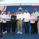 Gobierno @LuisAbinader @kelvincruzrd @JulitoFulcar entregan play de béisbol a comunidad de Salinas de Puerto Hermoso en Baní ¡EL DEPORTE FORMA CIUDADANOS RESPONSABLES!