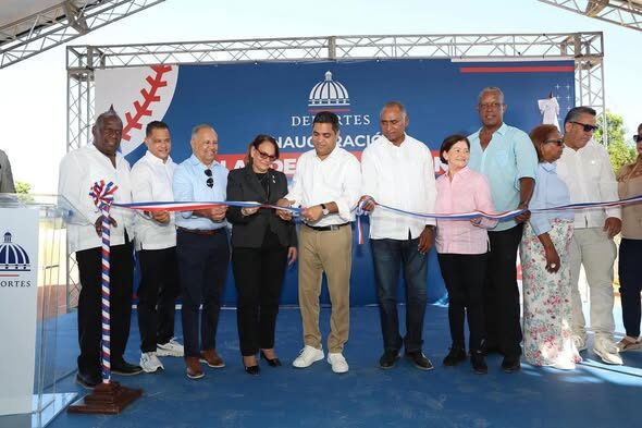 Gobierno @LuisAbinader @kelvincruzrd @JulitoFulcar entregan play de béisbol a comunidad de Salinas de Puerto Hermoso en Baní ¡EL DEPORTE FORMA CIUDADANOS RESPONSABLES!