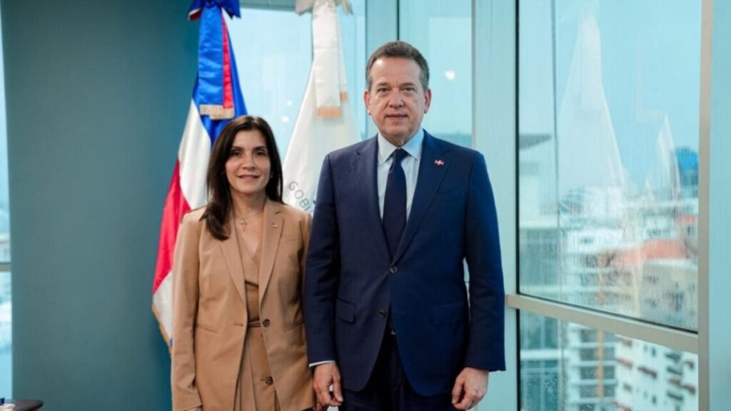 Ministro Ito Bisonó recibe a la embajadora de EE. UU., Leah Campos