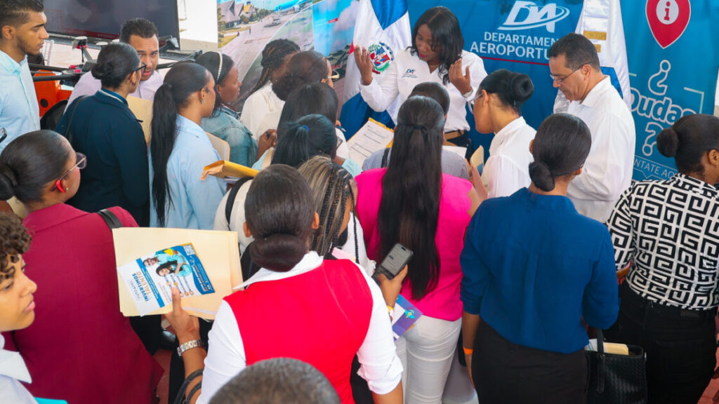 Departamento Aeroportuario recibe solicitudes de jóvenes en cuarta feria de empleo del sector aeronáutico