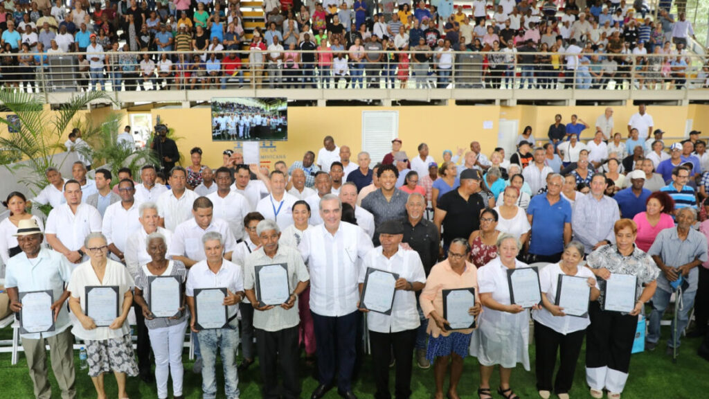 Presidente Abinader entrega 1,305 títulos de propiedad y afirma que “hoy se hace justicia social” en el sector de Pueblo Nuevo