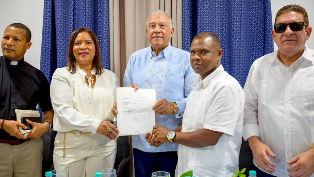Gobierno entrega certificaciones para importantes obras comunitarias en Monseñor Nouel