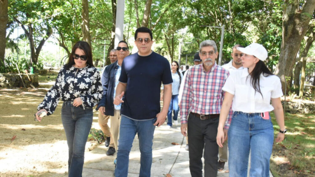 Ministro de Turismo supervisa reconstrucción del Parque Nacional Submarino La Caleta