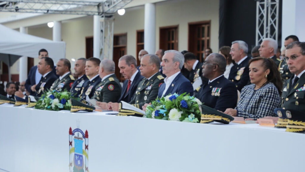 Presidente Abinader encabeza graduación de 26 damas y caballeros guardiamarinas