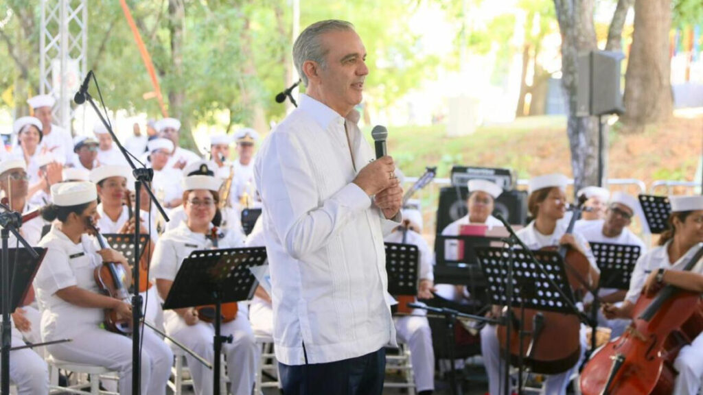 El presidente Luis Abinader y la vicepresidenta Raquel Peña comparten villancicos navideños con familias y niños del entorno de la Casa Presidencial de Santiago
