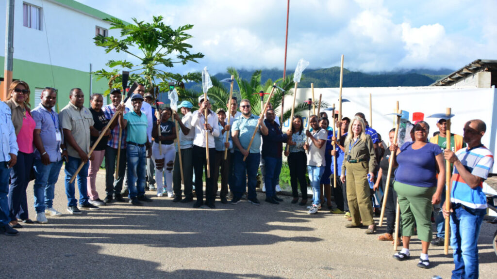 FEDA dona 120,000 plántulas de café y herramientas a productores desde Arroyo Cano hasta Los Fríos