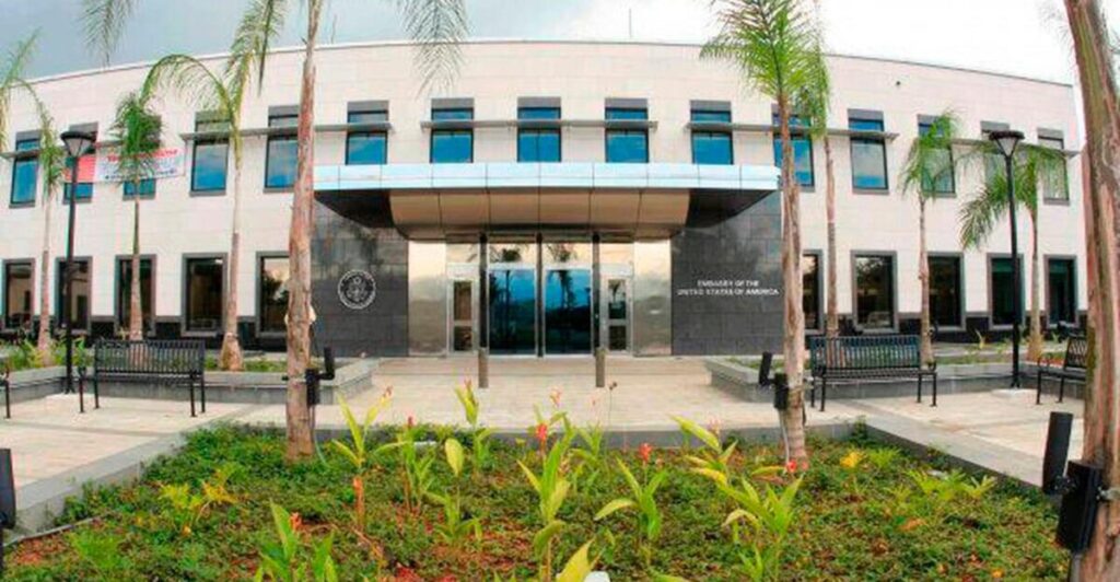 @EmbajadaUSA con el respaldo de INL ( Oficina de asuntos internacionales de Narcóticos y aplicación de la Ley de EEUU) están enfrentando de manera directa a los narcotraficantes