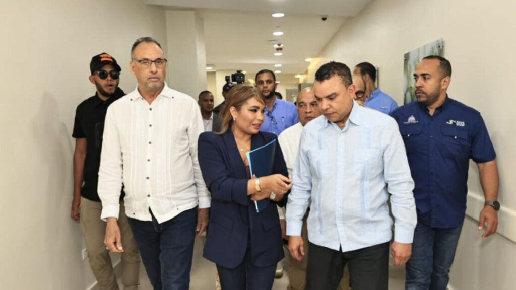 Autoridades del SNS supervisan hospitales de Maimón, Cevicos y Cotuí