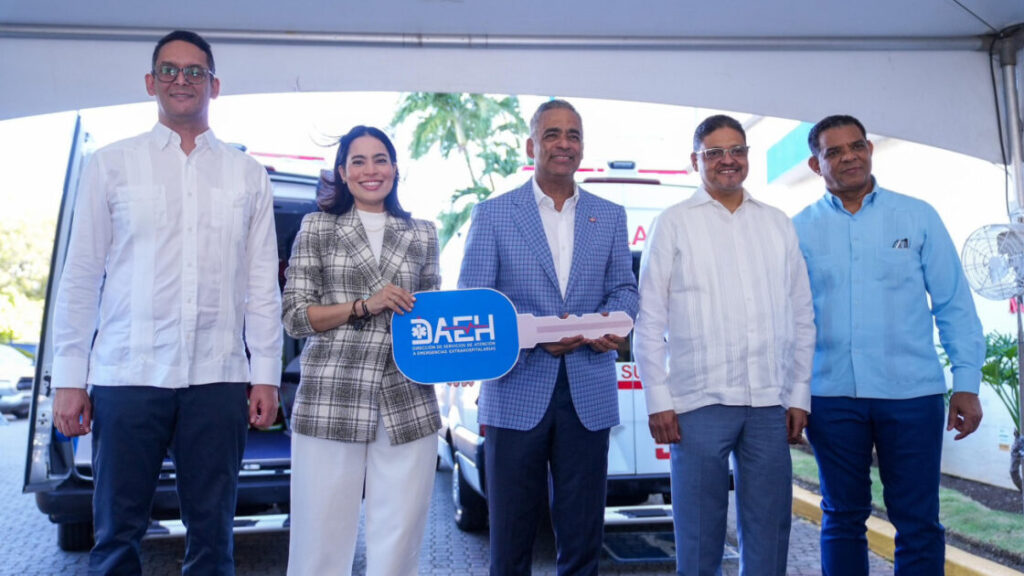 Gobierno fortalece el sistema de salud en Barahona y Montecristi con entrega de dos ambulancias