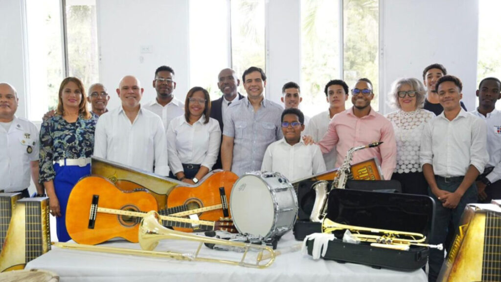 Ministerio de Cultura inicia en La Romana programa de donación de instrumentos para fortalecer la formación artística comunitaria