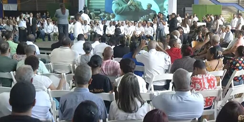 EN VIVO -@LuisAbinader en Acto de entrega de títulos – Villa Progreso del Este, El Almirante, Mairení y Lotes y Servicios