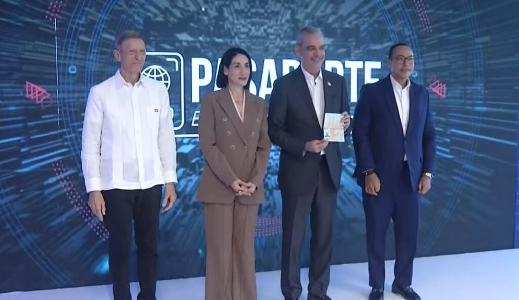 EN VIVO | @LuisAbinader en Acto de prueba oficial de impresión de la primera libreta del nuevo pasaporte electrónico @Pasaportesrd