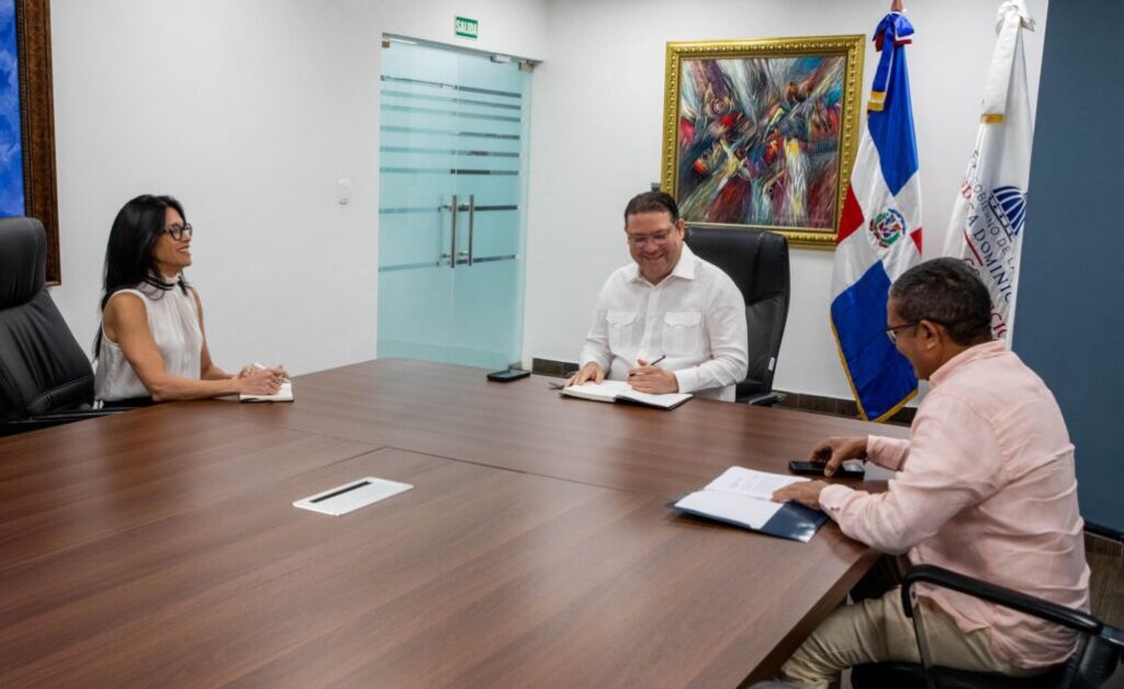 @Adozona @CNZFE y @SanzLovaton comparten reunión de trabajo temas claves Zonas Francas