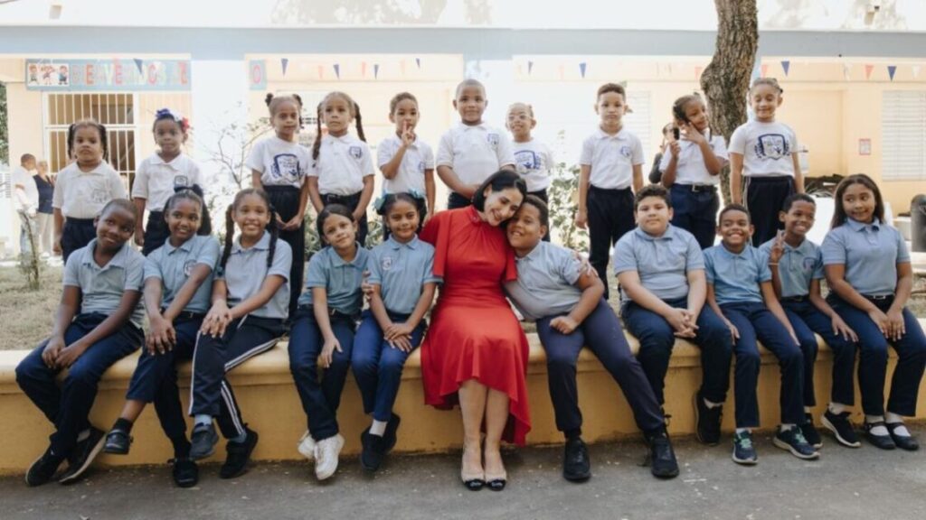 Primera dama @RaquelArbaje imparte clase de Moral, Cívica y Ética Ciudadana en escuela de Cristo Rey