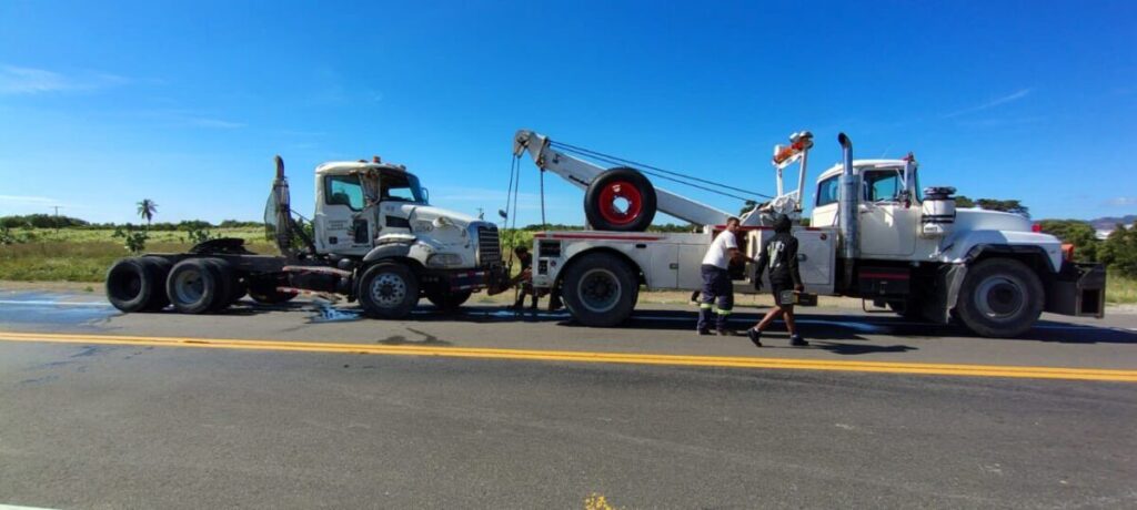 @HostosR Ya fue habilitada la circunvalación y removido el tanquero accidentado