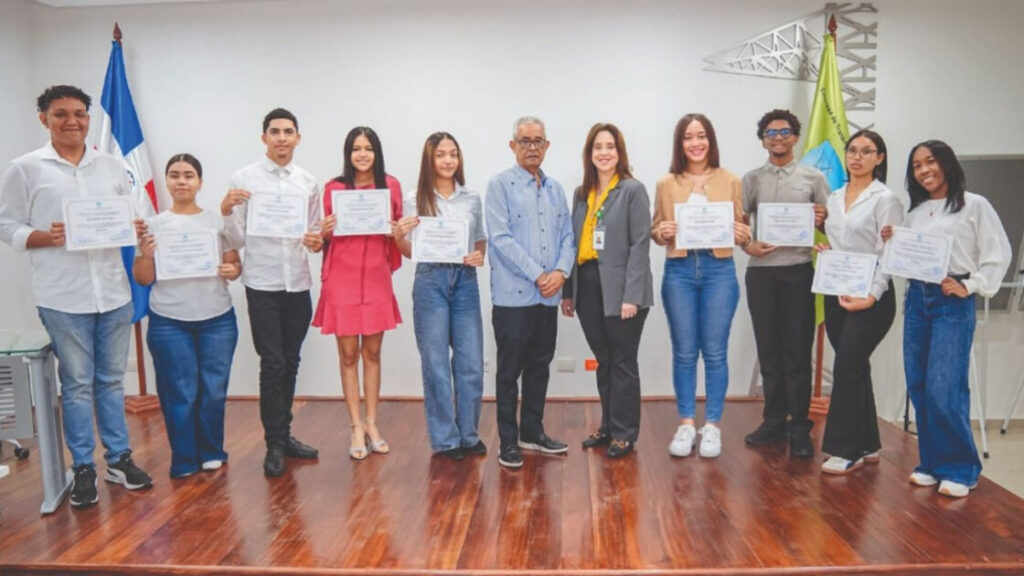 ETED fortalece su programa institucional de becas en apoyo a la juventud dominicana