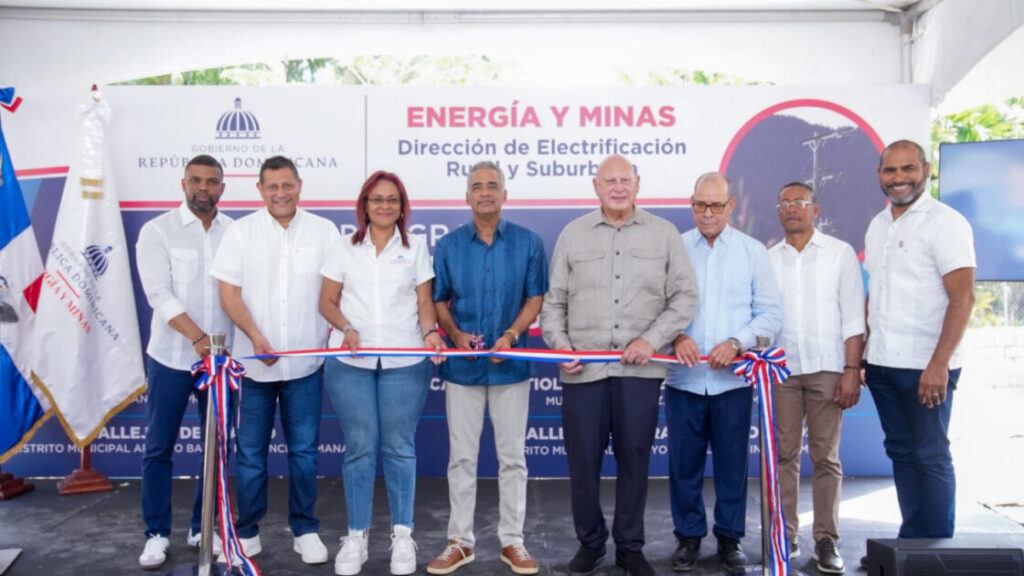 Ministerio de Energía y Minas entrega cuatro proyectos de electrificación rural en Samaná