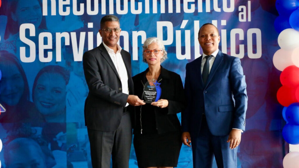 Intrant reconoce por primera vez a 56 servidores públicos por su trayectoria, vocación y transparencia