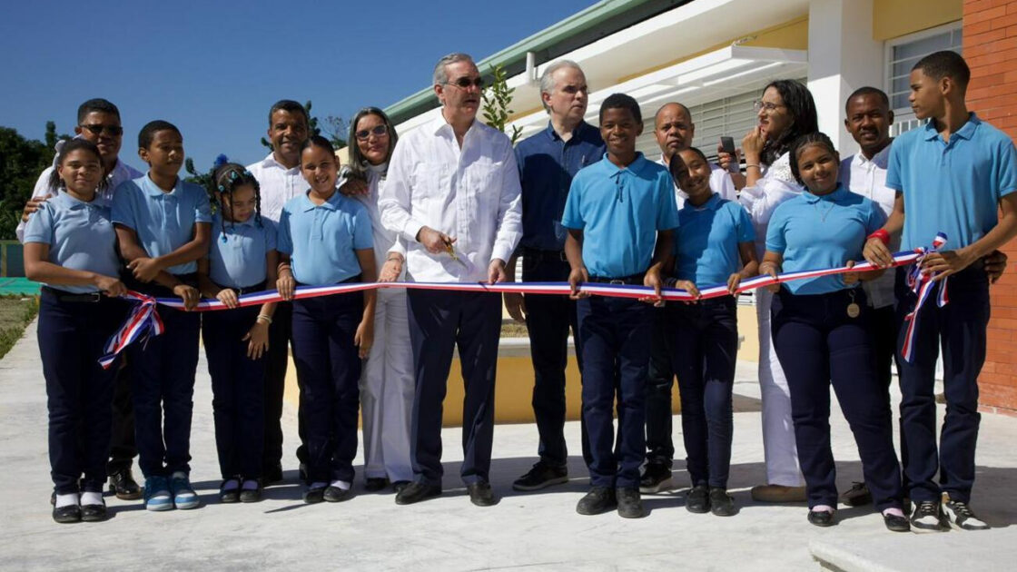 Presidente Abinader inaugura liceo y centro educativo que beneficiará a más de 1,800 estudiantes en Azua