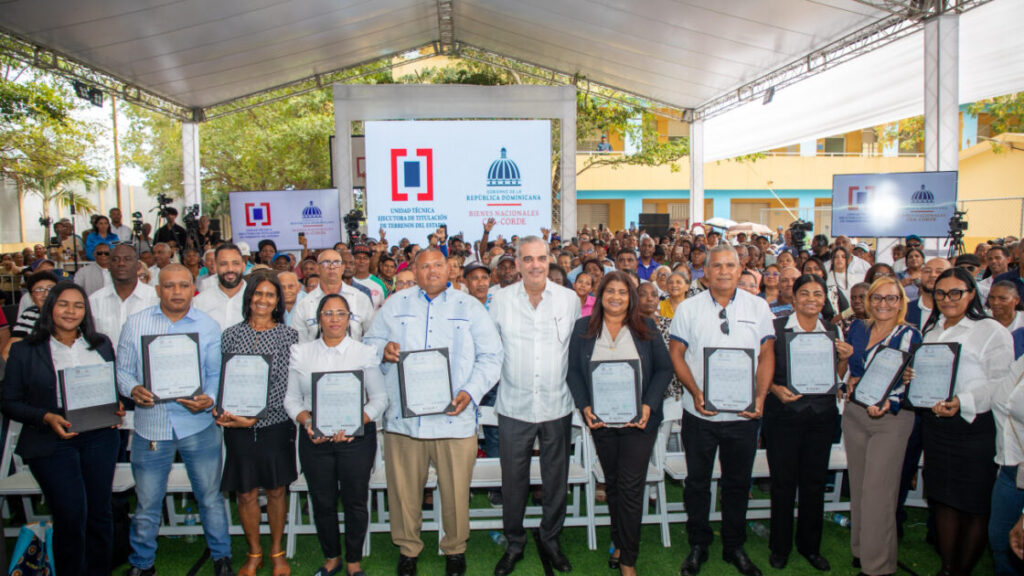 Presidente Abinader entrega 510 certificados de títulos de propiedad, de 710 que contempló el proyecto El Valiente, el cual impacta a 2,840 personas de SDE