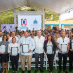 Presidente Abinader entrega 510 certificados de títulos de propiedad, de 710 que contempló el proyecto El Valiente, el cual impacta a 2,840 personas de SDE
