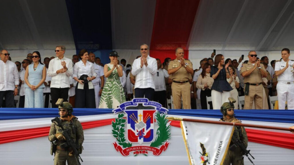Presidente Abinader encabeza desfile militar con imponente demostración de capacidad y modernización de las fuerzas del orden