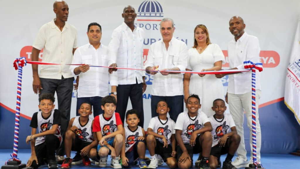 Presidente Abinader retoma agenda en las comunidades, luego de su rendición de cuentas, con entrega del moderno techado multiuso del Club La Tribu de Quisqueya en La Romana