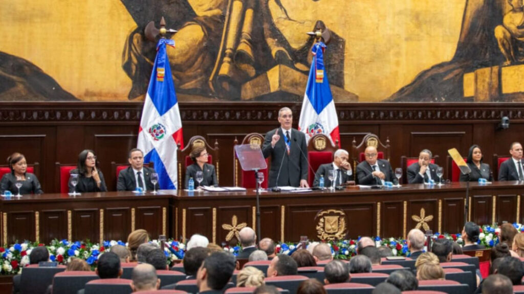 Presidente Abinader ratifica fortalecimiento de la defensa nacional y anuncia red de puertos secos como muro económico en la frontera